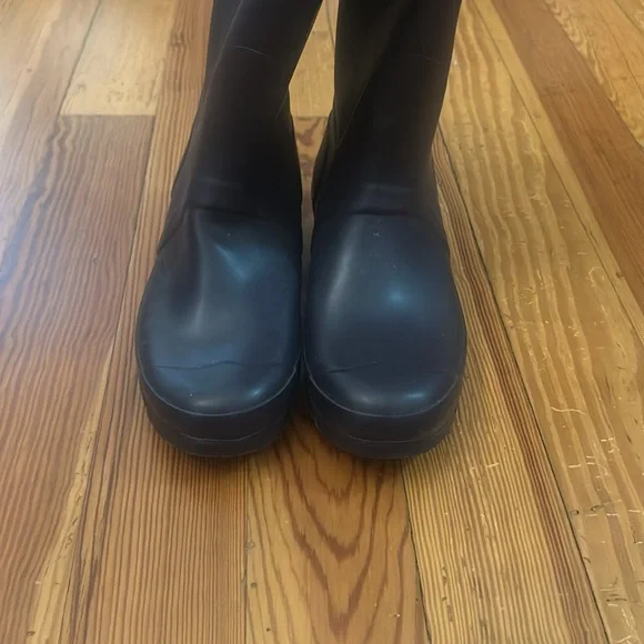 Dark purple hunter tall rain boots size 8, excellent condition - Picture 4 of 9